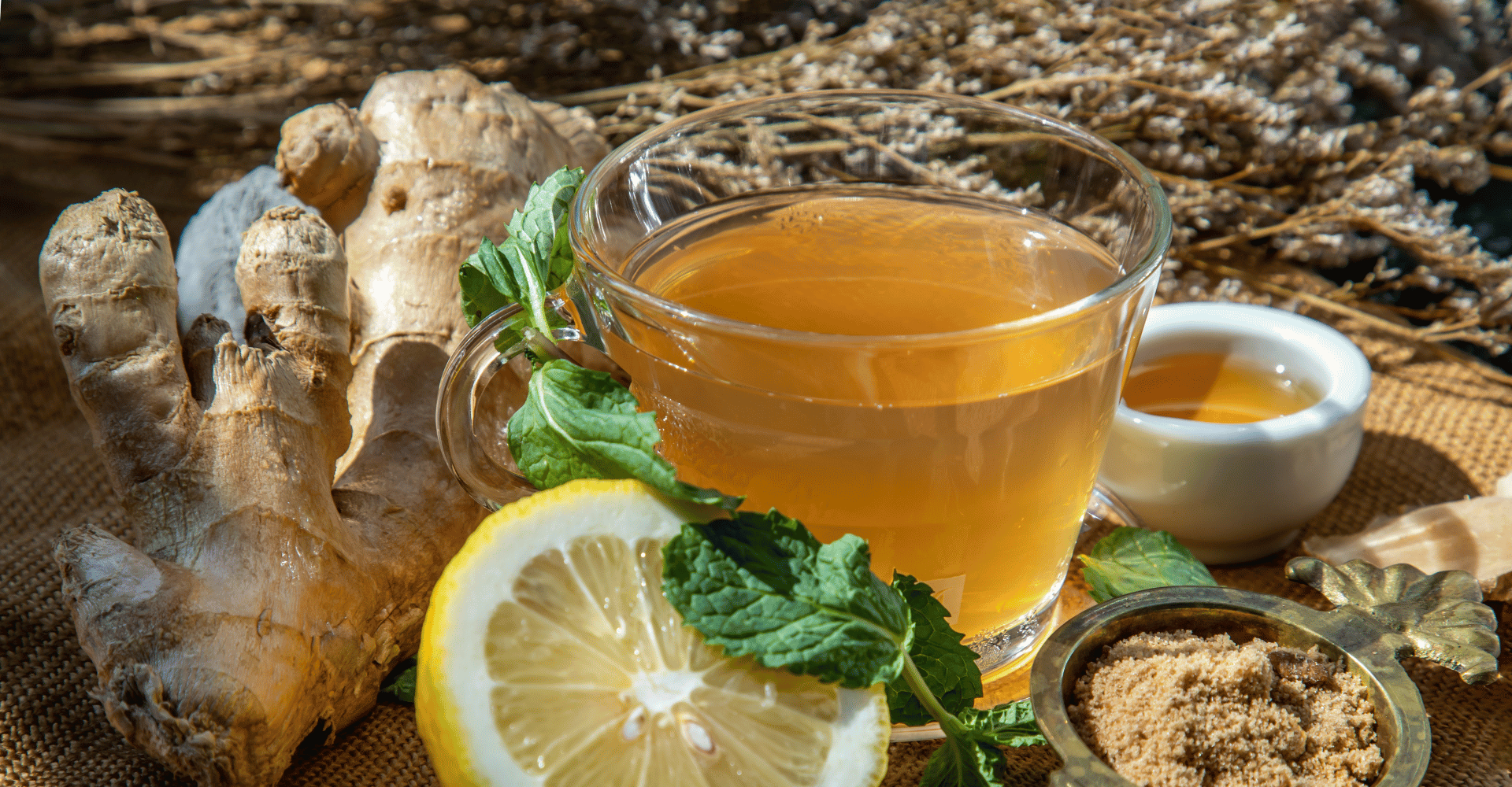 hrnek domácího zázvorového čaje s mátou